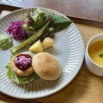 Cafe Slow - さわのはな・生玄米パンで作った 黄大豆のおからと酒粕の ヴィーガンバーガー 〜和風照り焼きソース〜