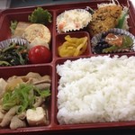 秀寿し - 出前の日替わり弁当(刺身抜き)500円。