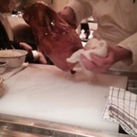 桃花林 - 北京ダックは目の前で切り分けて巻いてくれます。