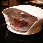 桃花林 - 酔っぱらい海老の準備中  紹興酒に浸かった海老がピチピチ跳ねてます。