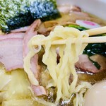 とら食堂 - 麺がプリっとして良いのだが、麺からなのかスープからなのか多塩。