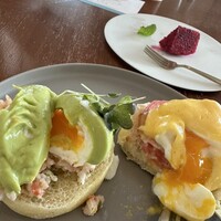 シルー - アボカドソースとチーズっぽいソース