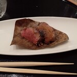 Ryouriyakashimori - 牛の炙りに赤味噌のソース（赤身なのに牛脂たっぷりの肉汁があふれて美味しかった）