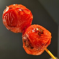 厳選焼鳥 一石三鳥 本店 - 熱々トマト。 ミニトマトではない ミディアムトマト めちゃくちゃ美味しい