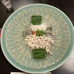 川口屋別亭久楽 - フグ刺。皿の模様が透けて見えるのが通、なんて事が間違いだと分かる出来です。
