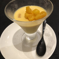 スーツァン・レストラン陳 渋谷店 - マンゴーがゴロゴロ入ったプリン。