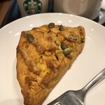 STARBUCKS COFFEE - パンプキンスコーン　温めて貰うと美味しい。