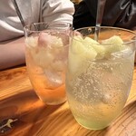 ワインの酒場。ディプント - 桃香る白サングリアG748円
メロンのエメラルドサングリアG748円