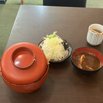 とんかつ 豚ゴリラ - ソースカツ丼　味噌汁とキャベツが付きます