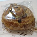 Bakery YAKUWA - ピスタチオエスカルゴクロワッサン〜クランベリー＆ホワイトチョコ〜