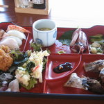 トレーに乗った料理