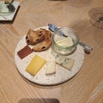 Le Beurre Noisette NAGOYA - デザート不要な私はセレクションチーズの盛り合わせを。