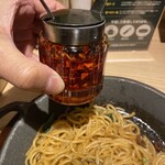 てっぱんのスパゲッティ - 醤油ベースのパスタなので、食べるラー油をオーダー