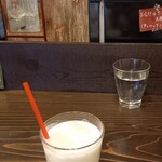 四次元食堂 南インドオステリア - 濃厚ラッシー。