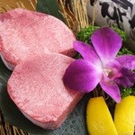 牛酔 - １頭から１～２切れしか取れない厚切り特上タン塩
