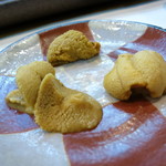 寿司栄 - つまみ　ウニ3種の食べ比べ
      　北海道根室の馬糞ウニ　淡路島由良港の紫ウニ　福岡県産赤ウニ