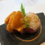 寿司栄 - つまみ　ヤマメの卵　北海道根室の馬糞ウニ　ガス海老　シャリの代わりの中落ち