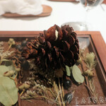 ラチュレ - 松ぼっくりのお皿に乗せられた前菜