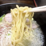 Shiokawa Ya - 背脂潮ラーメン、麺リフトアップ