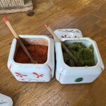 勢吉うどん - (一味)、(右)ゆずこしょう