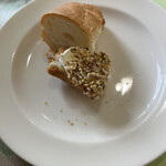 トミズダイナー - バケットにガーリックバター、オリーブオイル、デュカの順で付けます