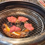 Yakiniku Suehirokan - 肉を焼いている所