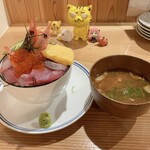 すし居酒屋 湊 - 海鮮のせすぎ丼　1,500円(税込)  ※味噌汁付き