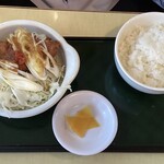 Ramen Donki - 娘はチャーシューメンにユーリンセット　¥340。
                        
                        この油淋鶏美味ぁぁぁ！！！
                        
                        
                        ネギがまたイイ仕事してるわヽ(´o｀
                        
                        
                        
                        