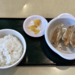 ラーメンどんき - オイラは餃子セット　¥310。
            
            チャーハンにしようと思ったんだけど、3人違うのなら3種類楽しめるし。
            
            餃子もタレ無しでもちゃんと美味しい。
            
            
            
            
