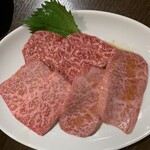 スタミナ焼肉 肉ですみだ - 特上カルビ(上)､特上ロース(右)､ミスジ(左)各2枚の「特上肉盛り」のタレ