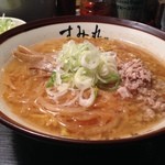 すみれ - 味噌ラーメン！  ネギを追加してゴキゲン（死語）なンである！　この熱々のスープが恋しい季節になりましたねえ。