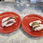 回転寿司 魚どんや - 左：グルクン炙り
            右：カマス炙り