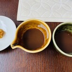 とんかつ 久 - ソース、大根おろし