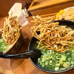 ゆう助うどん - 左：ごぼう天うどん大盛　右：ごぼう天うどん並　　　　ねぎ増し増しです　撮り方がダメですね違い分からず