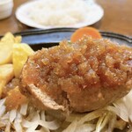 洋食屋 じゃがいも - 粗みじんのオニオンソースがたっぷりジュワワ〜ッと。それを吸ったグリル野菜もウマい。