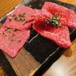 炭火焼肉 からし家 - 栃木和牛上カルビ(左ザブトン,右ササミ)