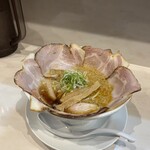 Menya Wadachi - 背脂醤油 (花咲きチャーシュートッピング)