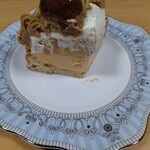 パティスリー リョーコ - 内部はこんなかんじ。ムースリーヌ多めで生クリーム少なめなんで食べ味は濃厚そのもの。