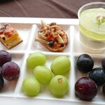 シズリング - かぼちゃのキッシュ、鮭と茸のタルティーヌ、シャインマスカットのベリーヌ、左ピオーネ、シャインマスカット、巨峰