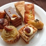 シズリング - 手前右栗のミルフィーユから時計回りに和栗のモンブラン、渋皮栗のモンブラン、マロンパイ、ショコラのマロンフレジェ、栗のニューヨークチーズケーキ、鳴門金時フィナンシェ、スイートポテト