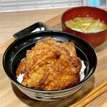 奏す庵 - ワセカツ丼、味噌汁、漬物、辛子ソース付き