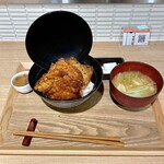 奏す庵 - ワセカツ丼、味噌汁、漬物、辛子ソース付き