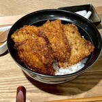 奏す庵 - ワセカツ丼、味噌汁、漬物、辛子ソース付き