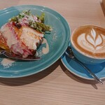 アバンダントリー - サラダフレンチトーストとカフェラテ