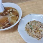 谷ラーメン - ワンタンメン＋半チャーハン