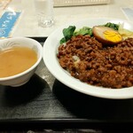 台湾客家料理 新竹 - というのことで魯肉飯(メニューは魯肉丼)を食べました！ご覧のとおり、ボリューム感はありありです。
