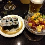 独楽寿司 - ガリ鯖巻と海鮮サラダ