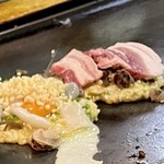 Okonomiyaki Komachi - 厚切り豚が豪快に2枚のせられる、、Σ( °o°) 分厚い