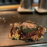 Okonomiyaki Komachi - 具材てんこ盛りなので形も多少ゆがむわな(^O^)❒’’美味しそうな焼き上がり！