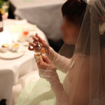 ハーヴェストロードハウス - 微笑みながらお料理をいただく妻